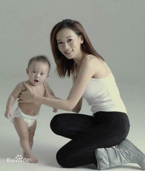 Cuộc sống trắng tay của Hoa hậu sau bê bối “phũ tình theo đại gia” ảnh 4 sau be boi "phu tinh theo dai gia", nang hoa hau phai rot bia hau khach moi dem nuoi con - 6