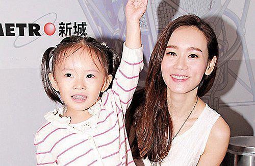 Cuộc sống trắng tay của Hoa hậu sau bê bối “phũ tình theo đại gia” ảnh 7 sau be boi "phu tinh theo dai gia", nang hoa hau phai rot bia hau khach moi dem nuoi con - 9