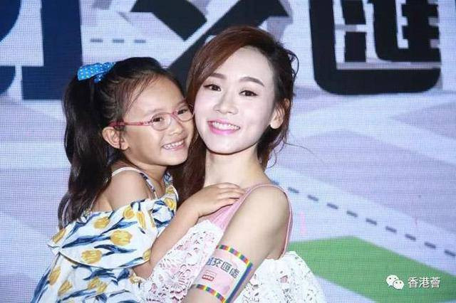 Cuộc sống trắng tay của Hoa hậu sau bê bối “phũ tình theo đại gia” ảnh 5 sau be boi "phu tinh theo dai gia", nang hoa hau phai rot bia hau khach moi dem nuoi con - 7