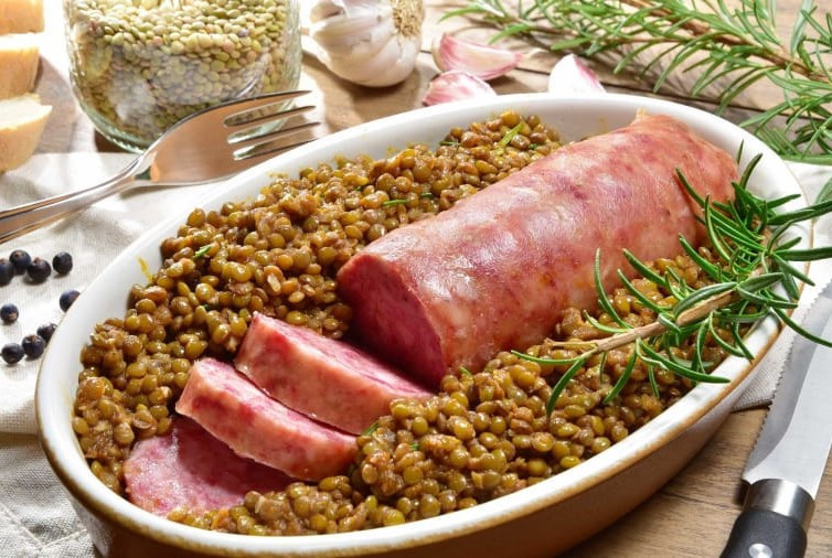 Cotechino con Lenticchie (Italy):Người Italy ăn mừng đêm giao thừa bắt đầu với món Cotechino con Lenticchie truyền thống. Món ăn là sự kết hợp giữa xúc xích và đậu lăng. Người dân ở đây cho rằng, hương vị truyền thống này sẽ mang lại may mắn (đậu lăng đại diện cho tiền bạc và may mắn.Bữa ăn kết thúc với bánh tráng miệng Chiacchiere ngọt ngào được cuộn trong mật ong và đường bột. Ảnh:CNN. 10 mon an truyen thong noi tieng the gioi vao dip Tet hinh anh 8