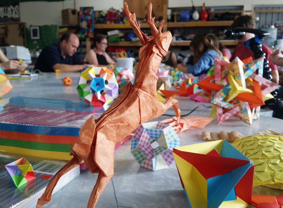 Lớp học gấp giấy origami được tổ chức bởi nghệ sĩ địa phương. Lớp học gấp giấy origami được tổ chức bởi nghệ sĩ địa phương.