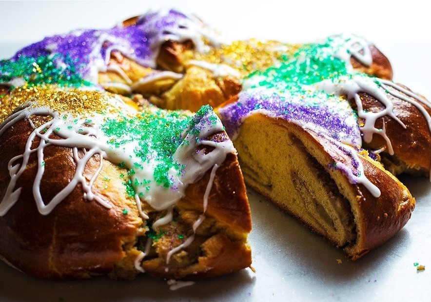 Bánh Gateaux (Pháp):Vào đêm giao thừa, người Pháp sẽ chuẩn bị chiếc bánh Gateaux được trang trí lộng lẫy và đặt trên bàn tiệc, sau đó đợi thời khắc bước sang năm mới để cùng nhau thưởng thức. Chiếc bánh cũng là món ăn truyền thống ở nhiều đất nước với những tên gọi khác nhau như Vasilopita (Hy Lạp), Rosca de Reyes (Mexico), Banitsa (Bulgari)... Ảnh:Kitchen Decor. 10 mon an truyen thong noi tieng the gioi vao dip Tet hinh anh 7