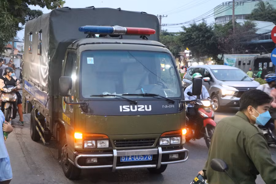 Đến hơn 19h cùng ngày, việc khám xét vẫn đang được diễn ra.