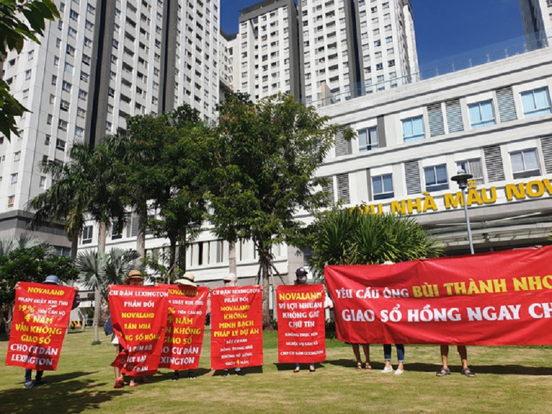 Cư dân tại một chung cư căng băng rôn đòi chủ đầu tư trả sổ hồng Cư dân tại một chung cư căng băng rôn đòi chủ đầu tư trả sổ hồng