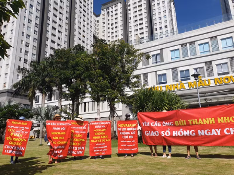 Cư dân tại một chung cư căng băng rôn đòi chủ đầu tư trả sổ hồng