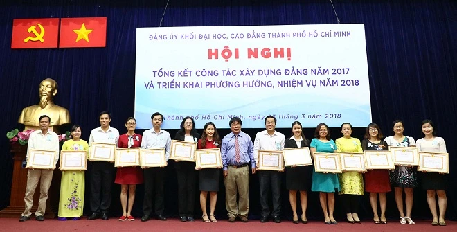 Các Đảng ủy và chi bộ cơ sở đạt tiêu chuẩn trong sạch, vững mạnh năm 2017 