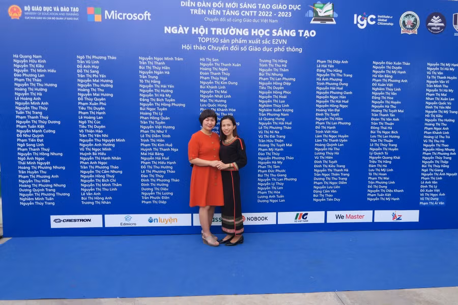 Cô Nguyễn Thị Kim Dung (trái) tại Diễn đàn Đổi mới sáng tạo giáo dục trên nền tảng CNTT năm học 2022-2023. Ảnh: NVCC.