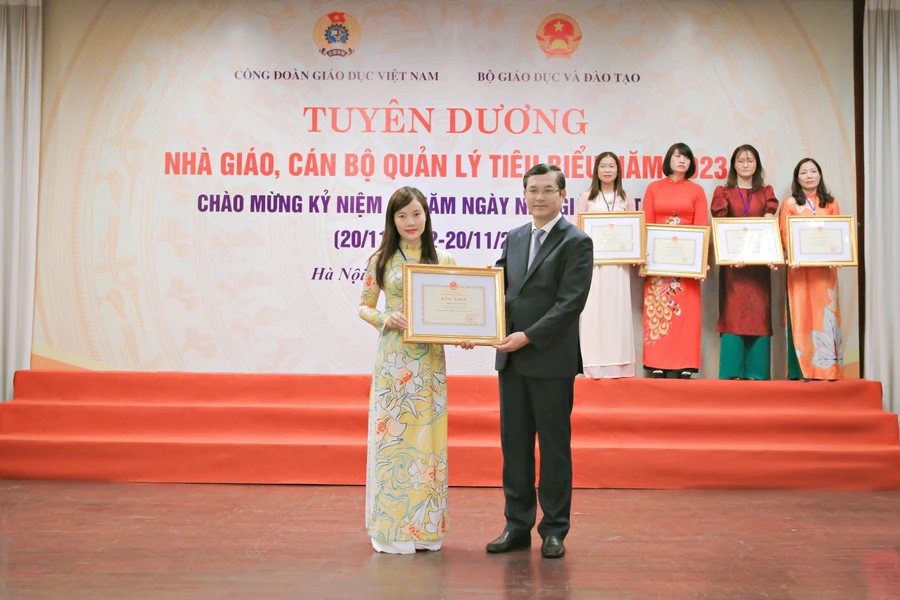 Cô Phạm Thị Thu Hằng – giáo viên Tiếng Anh Trường THCS Trần Đăng Ninh (TP Nam Định) nhận Bằng khen của Bộ GD&ĐT dịp kỷ niệm 41 năm Ngày Nhà giáo Việt Nam 20/11. 