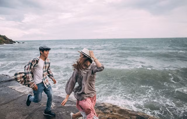 Thiên Phong và anh trai Thúy Liễu là bạn thân nên cặp đôi đã quen biết nhau từ ngày còn nhỏ. Sau này, khi Liễu chuẩn bị thi Đại Học Kinh Tế TP. HCM, Phong được nhờ đưa Liễu đi thi hai người mới bén duyên từ ấy.