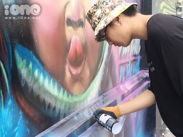 hai-chang-trai-bien-60m-tuong-cu-tren-pho-sai-gon-thanh-tranh-que-huong-3-mien-day-sac-mau-5