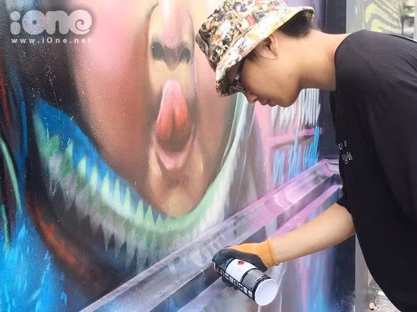 hai-chang-trai-bien-60m-tuong-cu-tren-pho-sai-gon-thanh-tranh-que-huong-3-mien-day-sac-mau-5