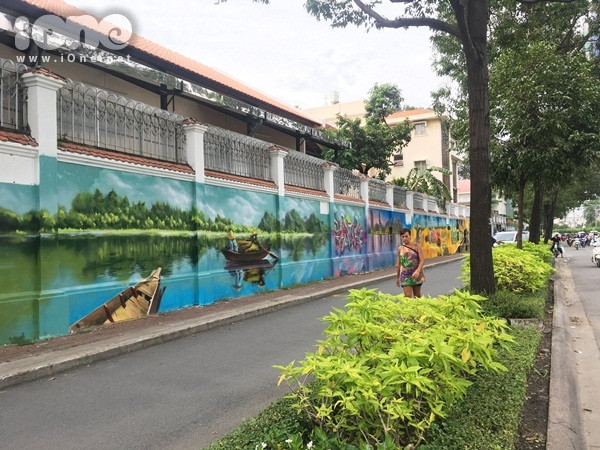 hai-chang-trai-bien-60m-tuong-cu-tren-pho-sai-gon-thanh-tranh-que-huong-3-mien-day-sac-mau-11