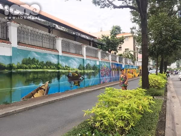 hai-chang-trai-bien-60m-tuong-cu-tren-pho-sai-gon-thanh-tranh-que-huong-3-mien-day-sac-mau-11