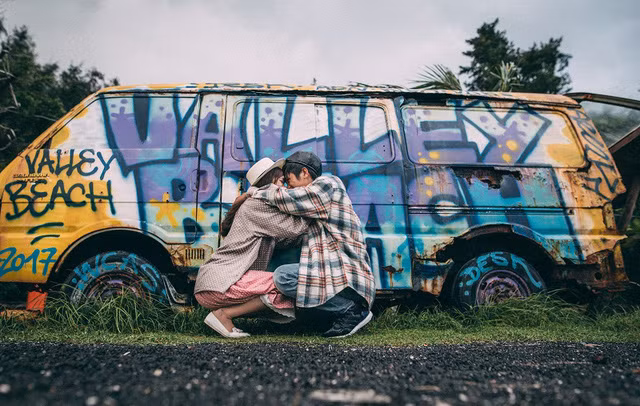 Yêu thích phong cách chụp ảnh theo cảm xúc tự nhiên, để kỷ niệm 5 năm yêu nhau sắp tới (10/09/2012 - 10/09/2017) cặp đôi Thúy Liễu và Thiên Phong đã nhờ nhiếp ảnh Minh Tài ghi lại những khoảnh khắc tình yêu đẹp của họ bên bờ biển Vũng Tàu.