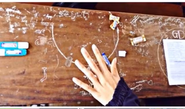 9X Đà Nẵng vẽ hàng chục bức tranh ấn tượng lên bàn học