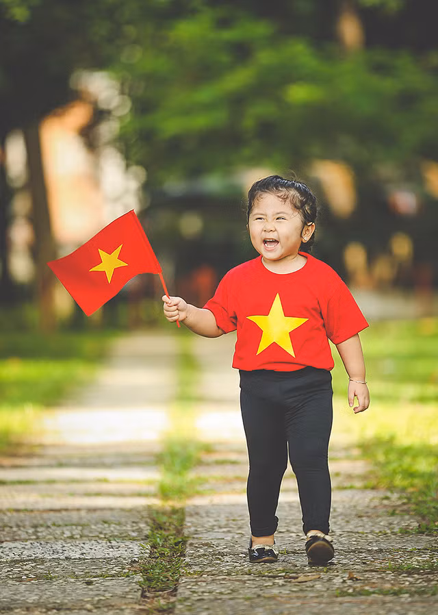 Mẫu nhí 2 tuổi diện áo cờ đỏ sao vàng tham quan dinh Độc Lập ảnh 12