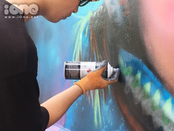 hai-chang-trai-bien-60m-tuong-cu-tren-pho-sai-gon-thanh-tranh-que-huong-3-mien-day-sac-mau-6