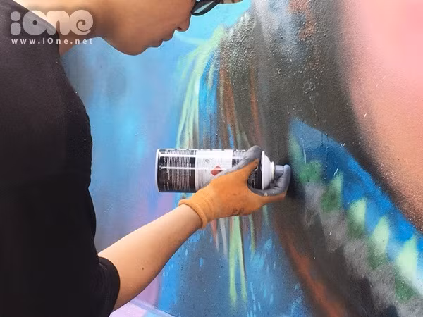 hai-chang-trai-bien-60m-tuong-cu-tren-pho-sai-gon-thanh-tranh-que-huong-3-mien-day-sac-mau-6