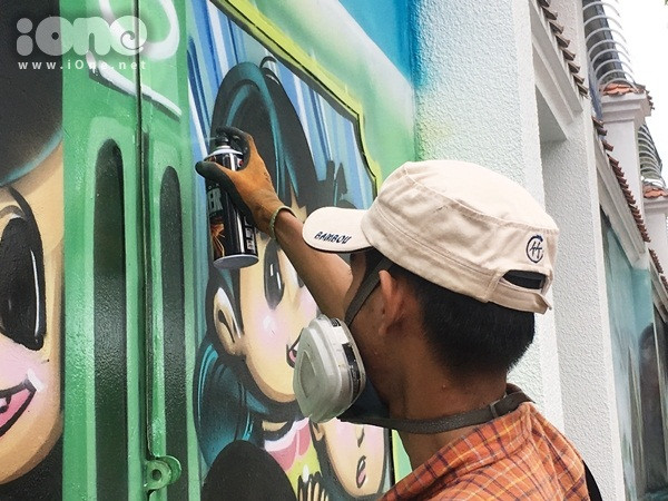 hai-chang-trai-bien-60m-tuong-cu-tren-pho-sai-gon-thanh-tranh-que-huong-3-mien-day-sac-mau-4