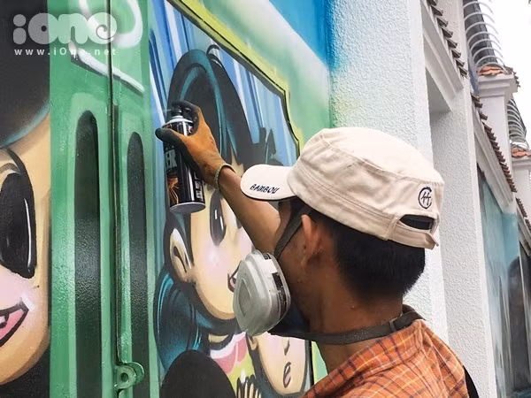 hai-chang-trai-bien-60m-tuong-cu-tren-pho-sai-gon-thanh-tranh-que-huong-3-mien-day-sac-mau-4