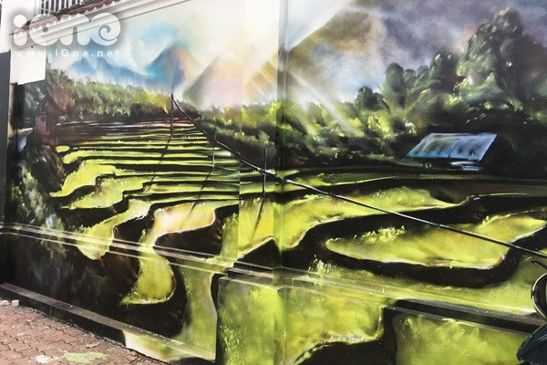 hai-chang-trai-bien-60m-tuong-cu-tren-pho-sai-gon-thanh-tranh-que-huong-3-mien-day-sac-mau-8