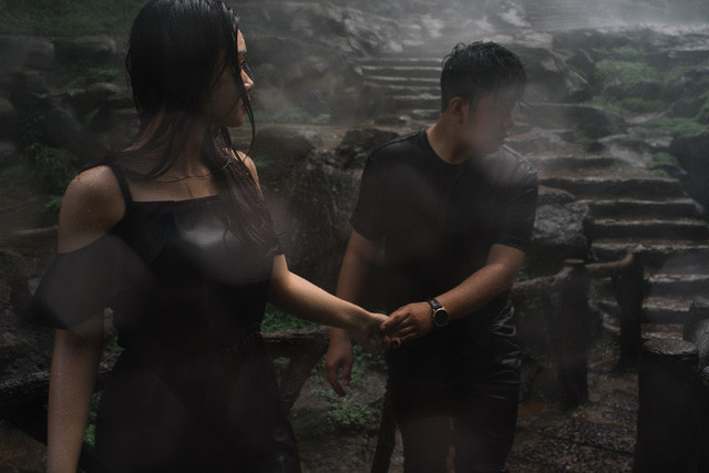 Bộ ảnh cưới ướt mưa với những khoảnh khắc không thể ngọt ngào hơn là tất cả cảm xúc tự nhiên của cặp đôi.