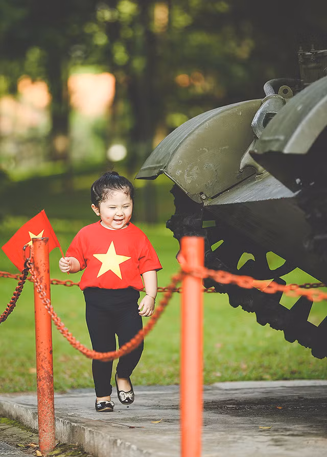 Mẫu nhí 2 tuổi diện áo cờ đỏ sao vàng tham quan dinh Độc Lập ảnh 11