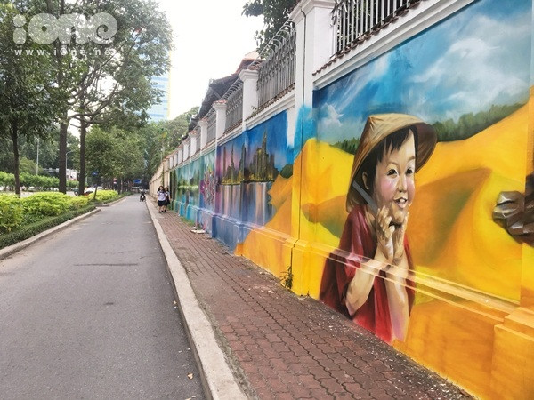 hai-chang-trai-bien-60m-tuong-cu-tren-pho-sai-gon-thanh-tranh-que-huong-3-mien-day-sac-mau-1