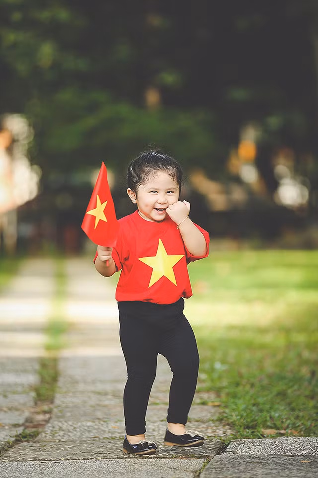  Nhân dịp Quốc khánh 2/9, cha mẹ của bé Mimi đưa con đi thăm dinh Độc Lập để bé hiểu thêm về lịch sử đất nước. Hòa chung niềm vui của dân tộc, mẹ Mimi chuẩn bị cho bé chiếc áo cờ đỏ sao vàng. 