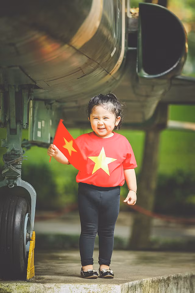 Mimi rất tươi tắn khi được chụp ảnh. Cô bé có nụ cười hồn nhiên được nhiều fans yêu thích.