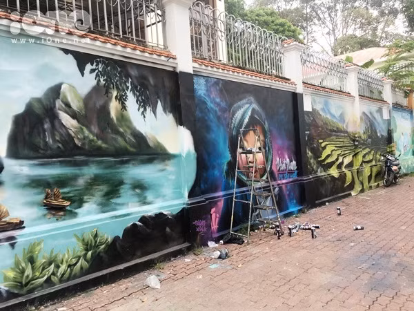 hai-chang-trai-bien-60m-tuong-cu-tren-pho-sai-gon-thanh-tranh-que-huong-3-mien-day-sac-mau-12