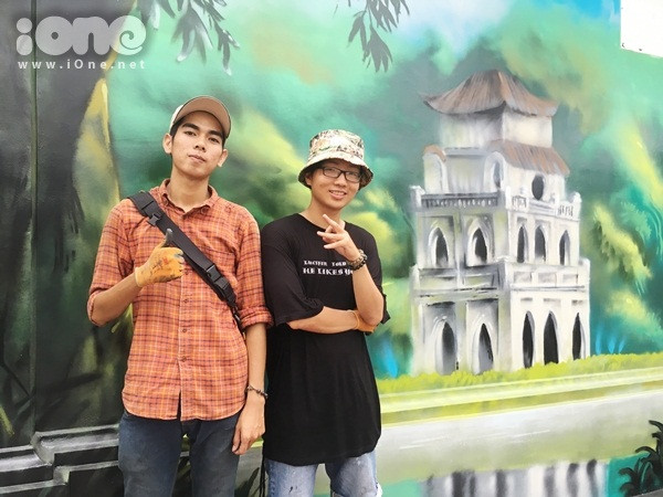 hai-chang-trai-bien-60m-tuong-cu-tren-pho-sai-gon-thanh-tranh-que-huong-3-mien-day-sac-mau-2