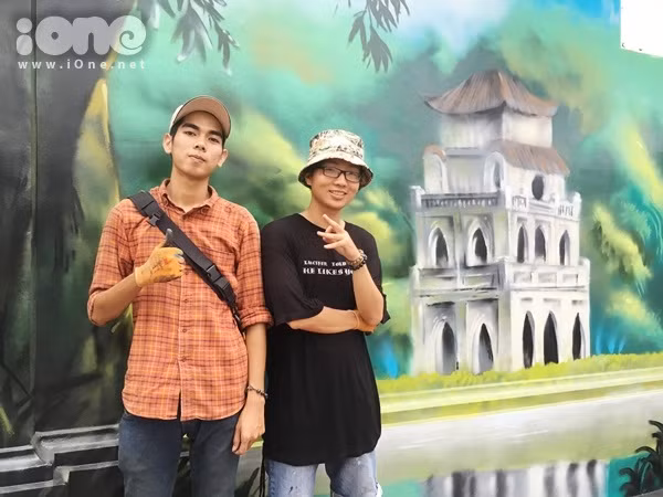 hai-chang-trai-bien-60m-tuong-cu-tren-pho-sai-gon-thanh-tranh-que-huong-3-mien-day-sac-mau-2