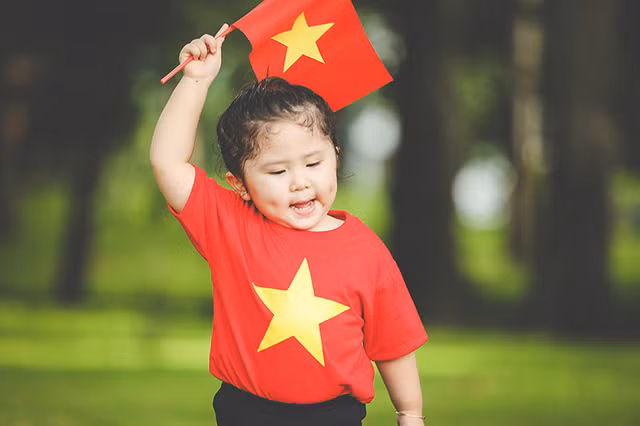 Bé Trần Khánh My (tên ở nhà Mimi, sinh ngày 5/6/2015). Cô bé là một hiện tượng trên mạng xã hội được nhiều người hâm mộ.