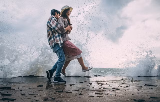 2 năm không dài cũng không ngắn nhưng hơn tất cả vì muốn ở cạnh chăm sóc người yêu nên Phong đã quyết định chuyển công ty về Sài Gòn cách đây vài tháng.