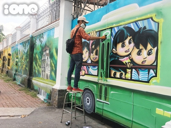 hai-chang-trai-bien-60m-tuong-cu-tren-pho-sai-gon-thanh-tranh-que-huong-3-mien-day-sac-mau-7