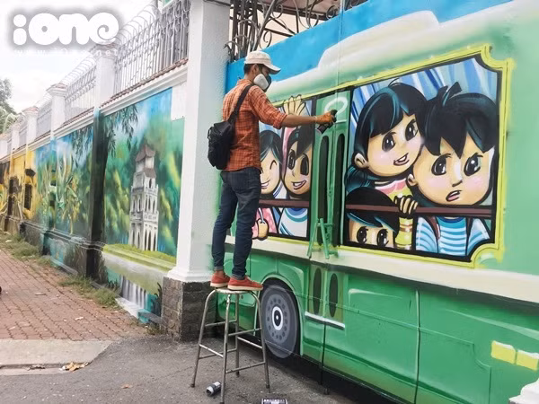 hai-chang-trai-bien-60m-tuong-cu-tren-pho-sai-gon-thanh-tranh-que-huong-3-mien-day-sac-mau-7