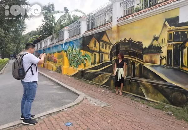 hai-chang-trai-bien-60m-tuong-cu-tren-pho-sai-gon-thanh-tranh-que-huong-3-mien-day-sac-mau-13