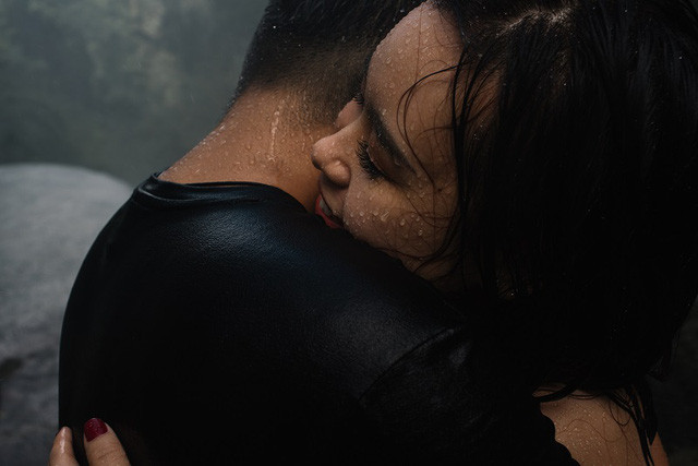 Diệu Linh và Trung Hòa nên duyên từ mối tình học trò đầy trong sáng khi anh chàng chuyển vào cùng lớp với Linh năm lớp 11.