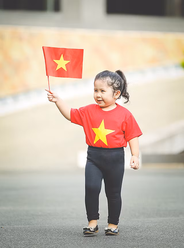 Mẫu nhí 2 tuổi diện áo cờ đỏ sao vàng tham quan dinh Độc Lập ảnh 10