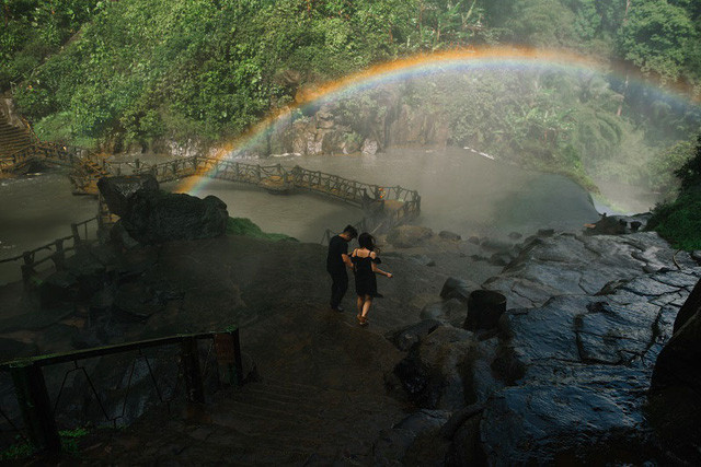 Thác Dambri (Lâm Đồng) là địa điểm cả hai chọn để thực hiện bộ ảnh cưới lãng mạn này.