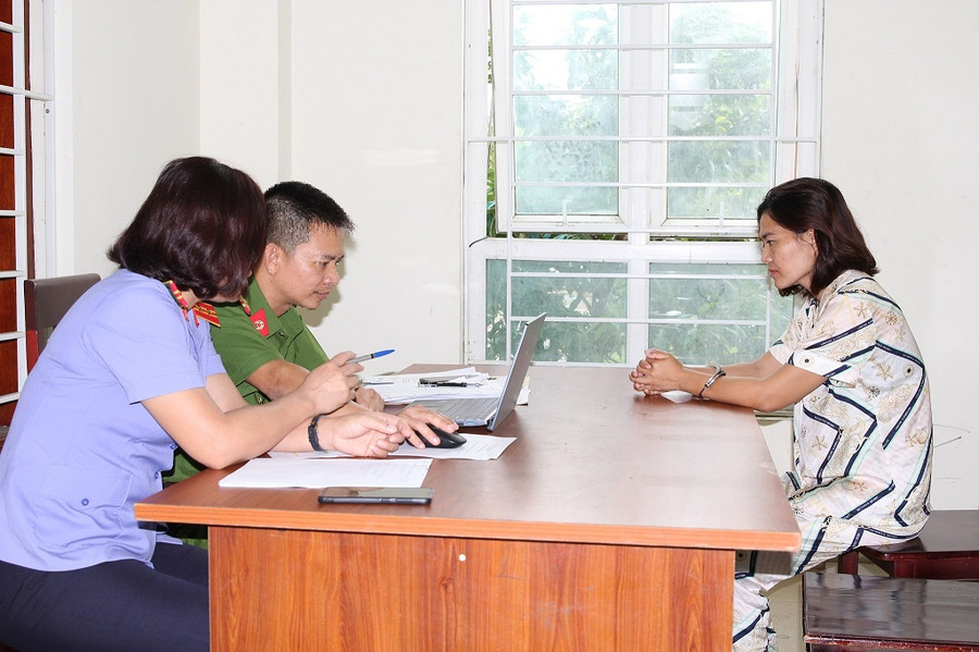 Cơ quan chức năng lấy lời khai Trần Thị Soa (Ảnh: CANA)