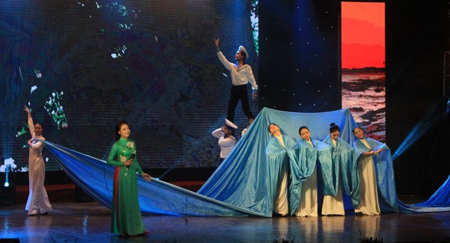 Tạo hình ấn tượng của nhóm múa tại chương trình nghệ thuật "Xuân Trường Sa" . Ảnh: Bình Thanh