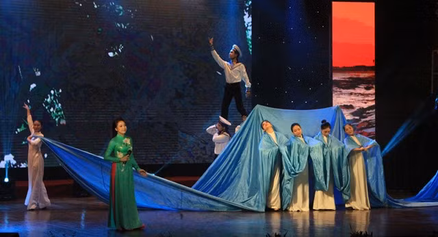 Tạo hình ấn tượng của nhóm múa tại chương trình nghệ thuật "Xuân Trường Sa" . Ảnh: Bình Thanh