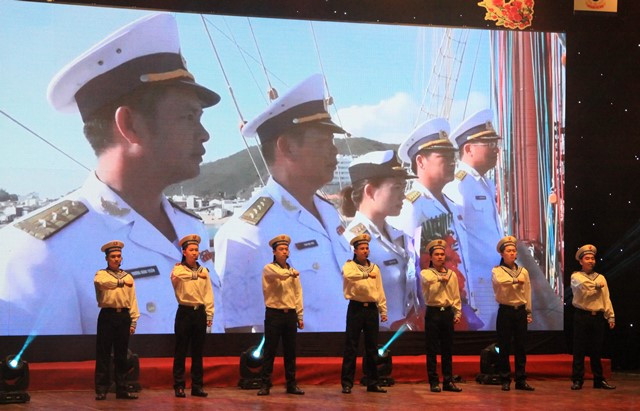 Tốp ca nam hát ca khúc "Bay qua biển Đông" mang đầy sự tươi mới. Ảnh: Bình Thanh