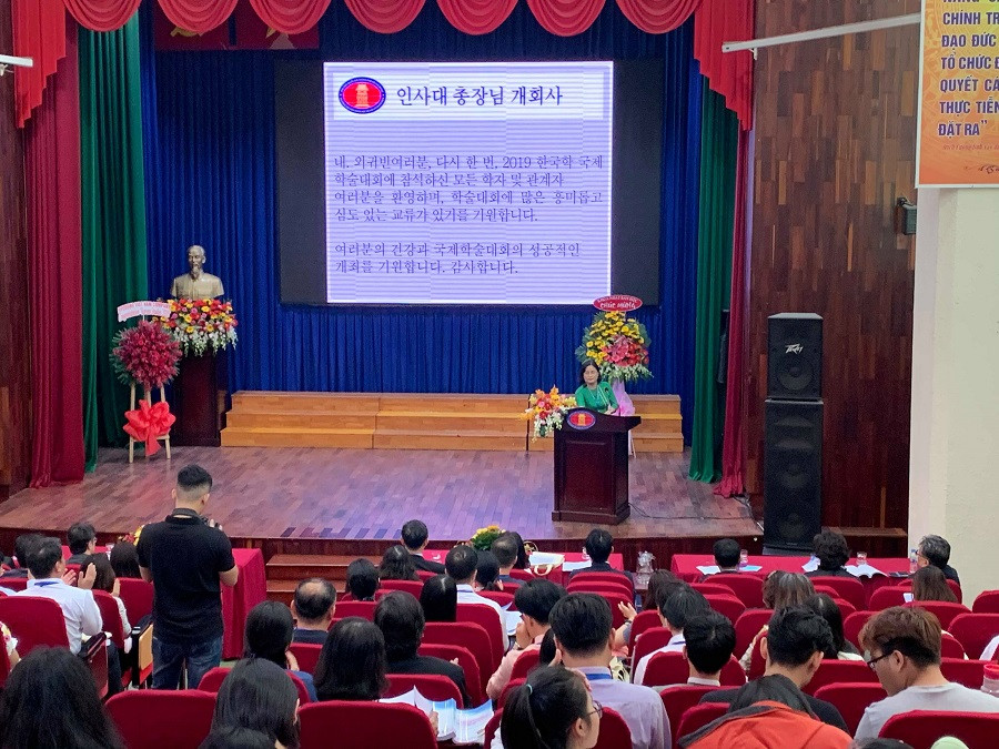 Tại hội thảo nhiều vấn đề về hợp tác đào tạo, nghiên cứu, giảng dạy tiếng Hàn tại Việt Nam đã được các đại biểu bàn thảo Tại hội thảo nhiều vấn đề về hợp tác đào tạo, nghiên cứu, giảng dạy tiếng Hàn tại Việt Nam đã được các đại biểu bàn thảo