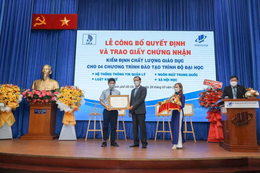 Đại diện một chương trình nhận Giấy chứng nhận kiểm định chất lượng