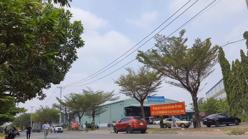 Lực lượng chức năng có mặt. Lực lượng chức năng có mặt.