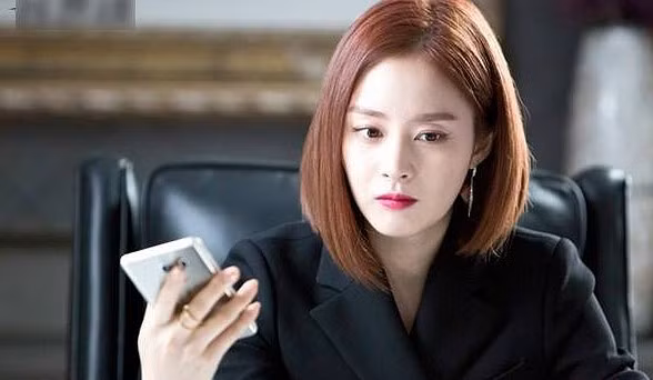 Nhìn ảnh “đi bão” mừng Việt Nam vô địch, vợ phát hiện chồng ngoại tình nhờ chi tiết cực nhỏ