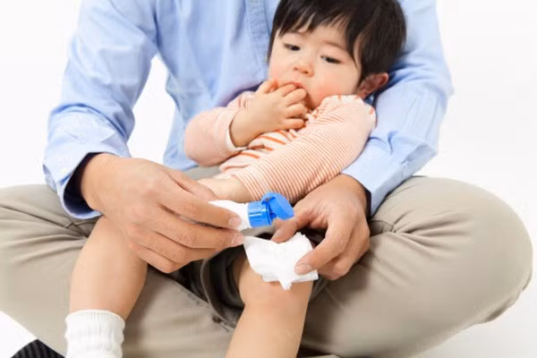 Bé gái 9 tuổi phải cưa ngón tay vì cách sơ cứu sai lầm của bà nội sau khi bị kẹt tay vào cửa-4